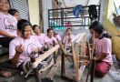 Srikandi Ganjar Sumut Gelar Pelatihan Menenun Kain Ulos Khas Silalahi di Kalangan Milenial - JPNN.com