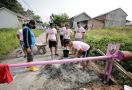 Srikandi Ganjar Berikan Bantuan Portal untuk Keamanan Warga di Muaro Jambi - JPNN.com