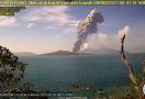 Gunung Anak Krakatau Erupsi, Menyemburkan Abu Setinggi 3 Km - JPNN.com