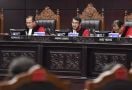 Seluruh Hakim MK Didesak Mundur dari Sidang Batas Usia Capres-Cawapres - JPNN.com