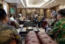 Menko Airlangga Bertemu Huayou Cobalt, Bahas Investasi Baterai Kendaraan Listrik di Indonesia - JPNN.com
