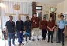 WNA Nekat, Mobil Polisi Malah Diadang dan Dirusak - JPNN.com