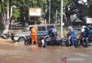 Perempatan Hek Kramat Jati Terendam Banjir Akibat Kali Baru Meluap - JPNN.com