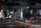 Kebakaran Menghanguskan 2 Bangunan di Klender Jakarta Timur - JPNN.com