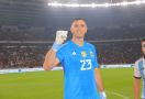 Emiliano Martinez Rebut Yashin Trophy 2023, Ungguli Kiper-Kiper Beken - JPNN.com