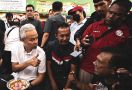 Blusukan dan Sarapan di Pasar Anyar Bahari, Ganjar Didoakan Jadi Penerus Jokowi - JPNN.com