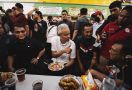 Sambil Makan Ketupat Sayur, Ganjar Dengar Curhat Pedagang di Pasar Warakas - JPNN.com
