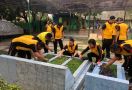 Sambut HUT Bhayangkara, Kompol Panji Pimpin Bersih-Bersih di Area Makam Habib Kuncung - JPNN.com