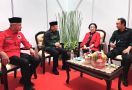 Berpeci Hitam dan Berkemeja PDIP, Ganjar Sudah Bersama Bu Mega di SUGBK - JPNN.com