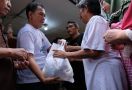 Sukarelawan Sandiaga Gelar Bazar Murah, Rp 15 Ribu Sudah Dapat Sembako Lengkap - JPNN.com