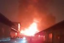 Pabrik Biskuit di Cengkareng Jakarta Barat Dilanda Kebakaran - JPNN.com