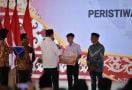 Kemendikbudristek Serahkan Beasiswa Kepada Anak Korban Pelanggaran HAM Berat di Aceh - JPNN.com