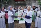 Sukarelawan Sintawati Berbagi Daging Kurban untuk Warga Jagakarsa - JPNN.com