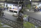 Aksi Geng Motor di Makassar Terekam CCTV, 1 Pemuda Kena Busur, Lihat - JPNN.com