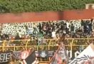 Laga PSM Makassar vs Dewa United Diwarnai Bentrok Suporter di Stadion  - JPNN.com