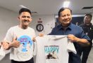 Prabowo Nonton Konser Ari Lasso, Fan Menghadiahi Kaus 'Sing Penting Happy' - JPNN.com