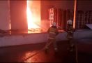 Kebakaran Melanda Gudang Bahan Baku Obat di Cawang Jakarta Timur - JPNN.com