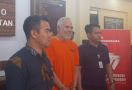 Muncul Pakai Baju Tahanan, Pierre Gruno Hanya Tebar Senyuman - JPNN.com