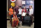 Sukses Mendaki Puncak Gunung Rinjani, Nenek 71 Tahun asal Bekasi Meraih Penghargaan MURI - JPNN.com