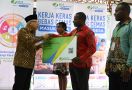 Serahkan Kartu BPJS Ketenagakerjaan Bagi Orang Asli Papua, Ini Pesan Wapres Ma'ruf Amin - JPNN.com