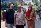 Jalin Silaturahmi dengan Kang Aher, Iwan Bule Terlihat Semringah - JPNN.com