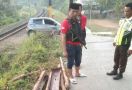 Maling Ini Bikin Bahaya Orang Banyak, Besi Penyangga Rel Kereta Api Digasak - JPNN.com
