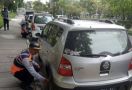 Ban Ratusan Kendaraan yang Parkir Liar Digembosi Dishub Pekanbaru - JPNN.com