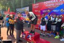 Asrorun Niam Serahkan Medali Emas Cabor Tenis Beregu ke Pemenang di Pornas Korpri XVI 2023 - JPNN.com