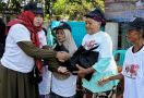 Sopir Truk Ganjar Beri Santunan Kepada Perempuan Prasejahtera di Subang - JPNN.com