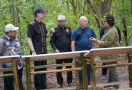 Menteri LHK Siti Nurbaya Ajak Delegasi USAID Melepasliarkan Orang Utan di TNTP - JPNN.com