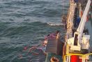 Kru Kapal MT Kakap Selamatkan 6 Pria yang Kapalnya Tenggelam di Tanjung Priok - JPNN.com