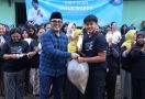 Ganjar Muda Padjadjaran Bagikan Bibit Ikan Gratis di Kabupaten Bandung - JPNN.com