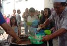 Warga Palembang Antusias Antre Bubur Asyuro, Ada yang Sampai Bawa Rantang, Lihat - JPNN.com