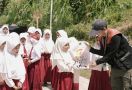 Golden Future Indonesia Salurkan Bantuan Seragam Sekolah ke Pelosok Negeri - JPNN.com