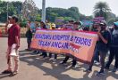 Sejumlah Massa Gelar Aksi Dukung KPK Tak Takut Lawan Koruptor - JPNN.com