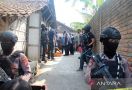 Berburu Barang Bukti, Densus 88 Geledah Rumah Terduga Teroris S di Banyudono Boyolali - JPNN.com