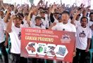 Nelayan Balad Ganjar Beri Bantuan Peralatan Perbaikan Kapal di Pangandaran - JPNN.com