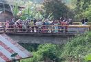 Terseret Arus Sungai Landia, Seorang Bocah 10 Tahun Hilang - JPNN.com
