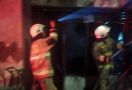 Gulkarmat Jaktim Kerahkan 80 Personel & 14 Branwir Padamkan Kebakaran Rumah di Kramat Jati - JPNN.com