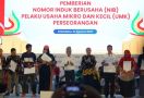 Menteri Bahlil Menyerahkan NIB kepada 650 UMK Perseorangan di Riau, Syamsuar Berharap Begini - JPNN.com