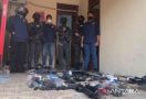 Geledah Rumah Terduga Teroris Bekasi, Densus 88 Temukan Senjata Api dalam Lemari - JPNN.com