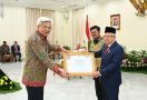 Herman Deru Raih Penghargaan Adhikarya Naraya Pembangunan Pertanian dari Presiden Jokowi - JPNN.com