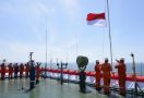 PIS Gelar Upacara HUT RI di Kapal Abherka dan Kibarkan Bendera di Bawah Laut - JPNN.com