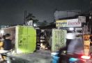 Sopir Truk Hino Diamuk Massa setelah Tabrak Sejumlah Kendaraan di Tangerang - JPNN.com