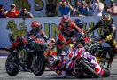 Sprint MotoGP Austria: 6 Pembalap Tabrakan, Rossi Tutup Muka, Pecco Juara - JPNN.com