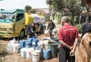 Jawa Barat Kekeringan, Golden Future Indonesia Kirim Ribuan Liter Air Bersih - JPNN.com