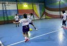 Sukarelawan Srikandi Ganjar Gelar Latihan Futsal Bareng Komunitas Kutai Timur - JPNN.com