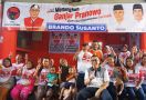 Brando Susanto PDIP Bagikan Ribuan Kaus Ganjar Pranowo kepada Warga Jakarta Utara - JPNN.com