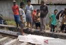 Detik-Detik Lansia Tewas Tertabrak Kereta Api Babaranjang, Innalillahi - JPNN.com