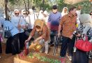 Yayasan Kemanusiaan Rombsis Ziarah ke Makam Amin Syam di Makassar - JPNN.com